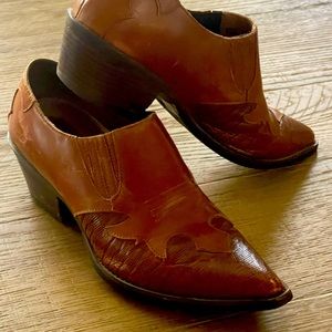 Really cute Ariat Boots.